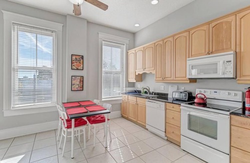 Springfield Apartment | Bright & Pet-Friendly Apartment with High Guest Ratings