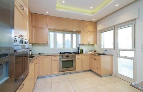 Rehavia Apartment | Modern 5-Bed Retreat in the Heart of Rechavia - Guest Rated 10/10
