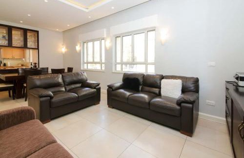 Rehavia Apartment | Modern 5-Bed Retreat in the Heart of Rechavia - Guest Rated 10/10