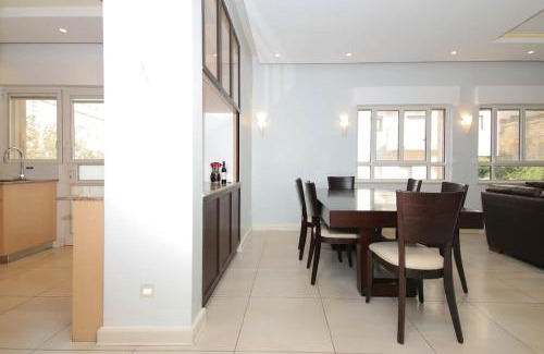 Rehavia Apartment | Modern 5-Bed Retreat in the Heart of Rechavia - Guest Rated 10/10