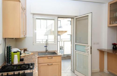 Rehavia Apartment | Modern 5-Bed Retreat in the Heart of Rechavia - Guest Rated 10/10