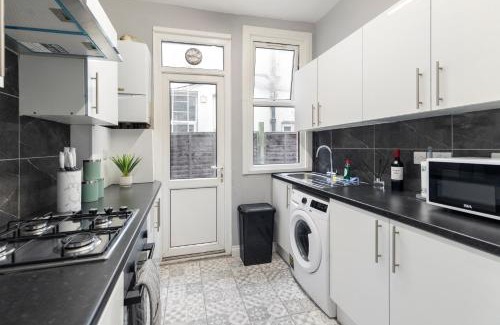 Stonebridge Apartment | Bright & Spacious London Flat - Sleeps 9