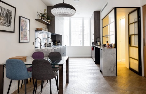 London City Centre Apartment | Modern One Bedroom Apartment with Spa and Child-Friendly Amenities