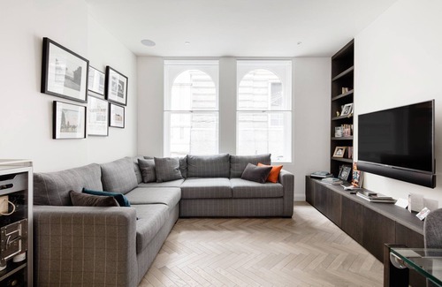 London City Centre Apartment | Modern One Bedroom Apartment with Spa and Child-Friendly Amenities
