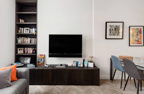 London City Centre Apartment | Modern One Bedroom Apartment with Spa and Child-Friendly Amenities