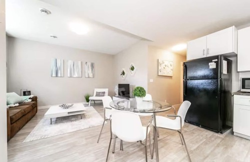 Jasper Place House | Bright Suite with King Bed, Kitchen & Free WiFi for Stays
