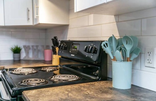 Jasper Place House | Bright Suite with King Bed, Kitchen & Free WiFi for Stays