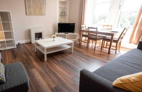 Glenisla Apartment | Bright West-End Flat Near University - Child Friendly Stay