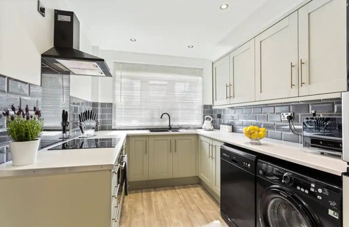 Arnold House | Bright Retreat with Garden, Parking, and Spa Amenities