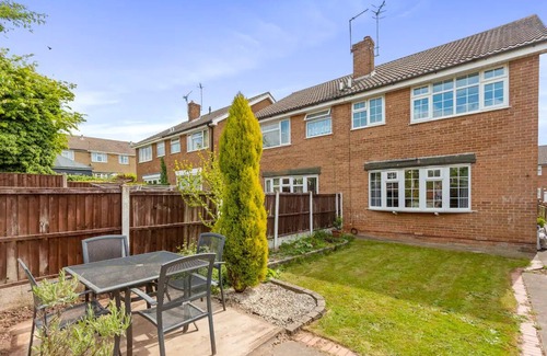 Arnold House | Bright Retreat with Garden, Parking, and Spa Amenities