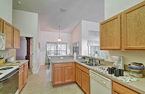 Spring Hill House | Inviting Spring Hill Retreat: Near Weeki Wachee Park