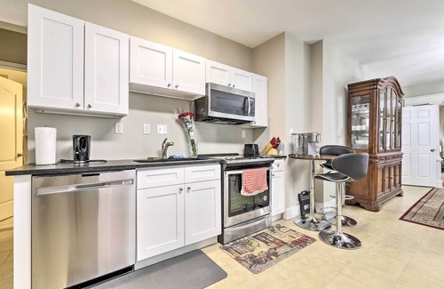 Memorial Square Apartment | Bright Springfield Apartment with 2 Balconies & Spa Access