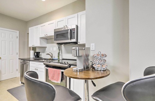 Memorial Square Apartment | Bright Springfield Apartment with 2 Balconies & Spa Access