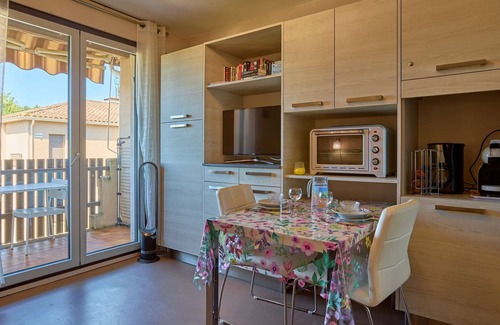 Barbotan-les-Thermes Apartment | Bright studio near Lake Uby with free Wi-Fi
