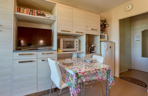 Barbotan-les-Thermes Apartment | Bright studio near Lake Uby with free Wi-Fi