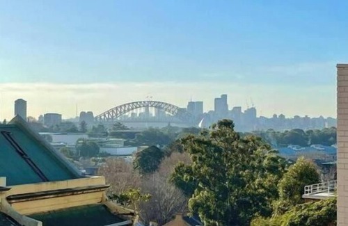 Woolloomooloo Apartment | Bright Studio with Balcony & City/Harbor Views Await