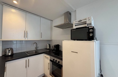 Parsons Green and Walham Apartment | Bright Studio Flat with Private Patio, Fulham