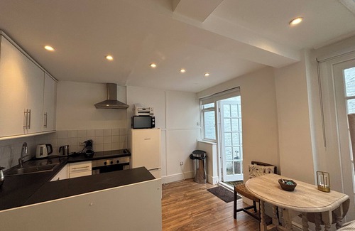 Parsons Green and Walham Apartment | Bright Studio Flat with Private Patio, Fulham