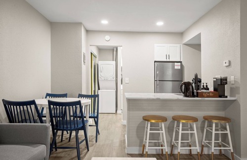 Allandale Apartment | Bright Studio Near Domain Roku TV + Free Parking