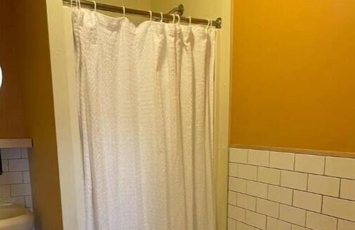 Pacific Apartment | Inviting Studio with Yard and Laundry near CPH