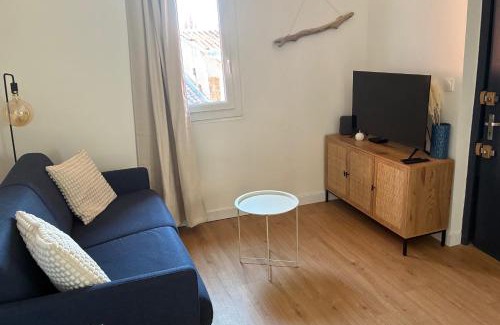 Carmes Apartment | Bright studio with rooftop view of Toulouse AC