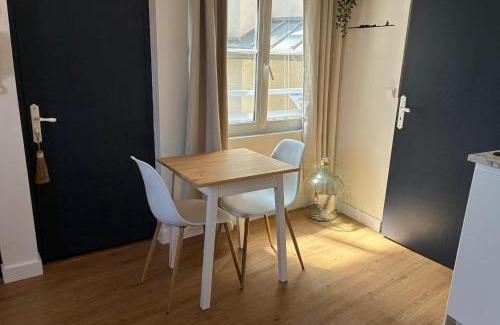 Carmes Apartment | Bright studio with rooftop view of Toulouse AC