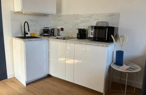 Carmes Apartment | Bright studio with rooftop view of Toulouse AC