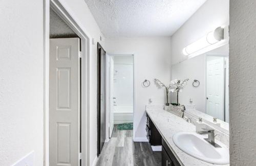 Woodlake - Briar Meadow Apartment | Bright & Stylish Free WiFi Pool Gym Free Parking