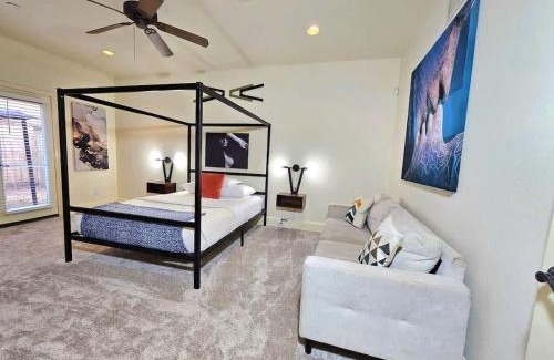 Woodlake - Briar Meadow House | Bright & Stylish Galleria Stay Sleeps 8