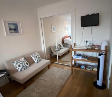 Whitstable House | Bright Oceanfront Suite with Spectacular Views and Ratings