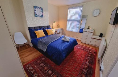 Harehills House | Bright Double Bed Room with Garden, TV & Wi-Fi Access