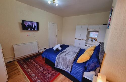 Harehills House | Bright Double Bed Room with Garden, TV & Wi-Fi Access