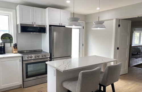 South End Apartment | Bright Upper One Bedroom in South Halifax - Pet Friendly!