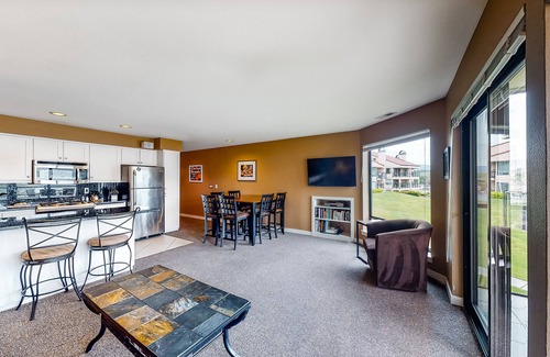 Chelan Condo | Elegant Condo with Ocean Views & Pool Access