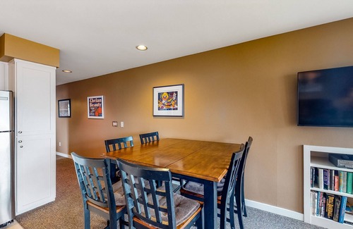 Chelan Condo | Elegant Condo with Ocean Views & Pool Access