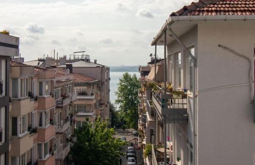 Moda Apartment | Bright Vibrant 3BR Haven near Sea and Prime Locale