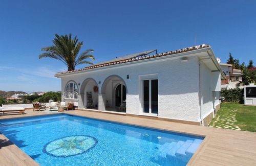 Las Acacias Villa | Bright Villa with Sea View and Pool in Rincon