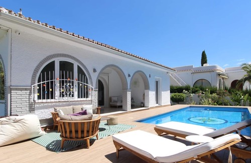 Las Acacias Villa | Bright Villa with Sea View and Pool in Rincon