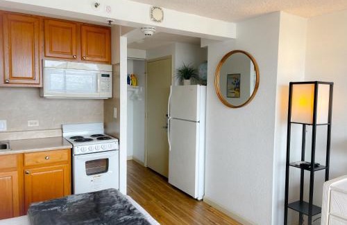 Waikiki Apartment | Bright Waikiki Studio Condo with Pool & Family Friendly Amenities