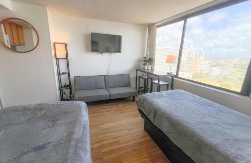 Waikiki Apartment | Bright Waikiki Studio Condo with Pool & Family Friendly Amenities
