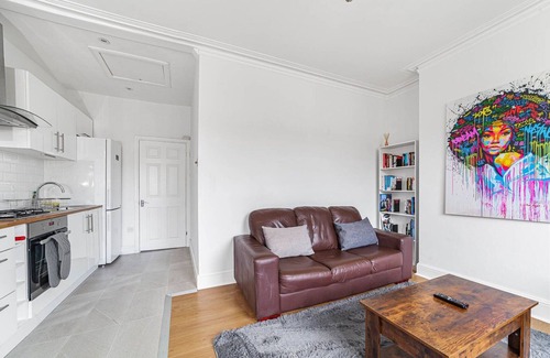 Hanwell Apartment | Inviting West Ealing Retreat with Spa and Breakfast Included