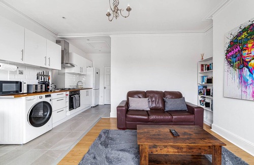 Hanwell Apartment | Inviting West Ealing Retreat with Spa and Breakfast Included