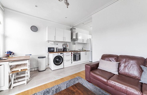 Hanwell Apartment | Inviting West Ealing Retreat with Spa and Breakfast Included