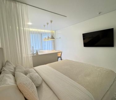 Snipiskes Apartment | Bright white