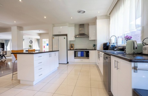 Brighton East House | Brighton Blissful | Family Poolside Vila Pool Spa Sauna