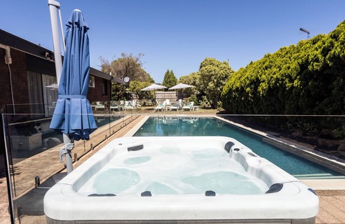 Brighton East House | Brighton Blissful | Family Poolside Vila Pool Spa Sauna
