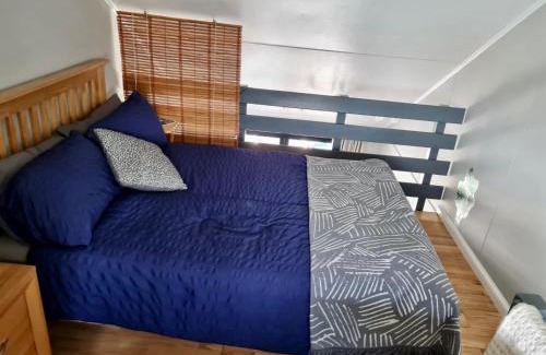Seafront House | Cozy Brighton Water Cabin with Ocean View & Free Parking