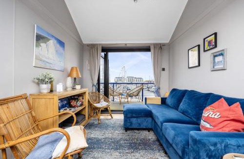 Seafront House | Cozy Brighton Water Cabin with Ocean View & Free Parking