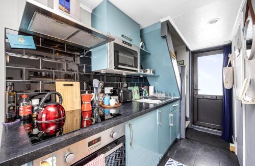 Seafront House | Cozy Brighton Water Cabin with Ocean View & Free Parking