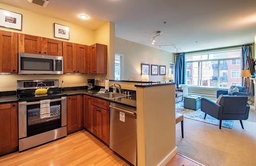 Belltown Condo | Outstanding 2 Bedroom Home in Seattle with Pool & Spa